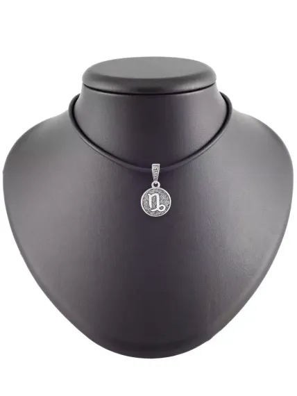 Фото кулона Козерог из серебра, вид на постаменте.