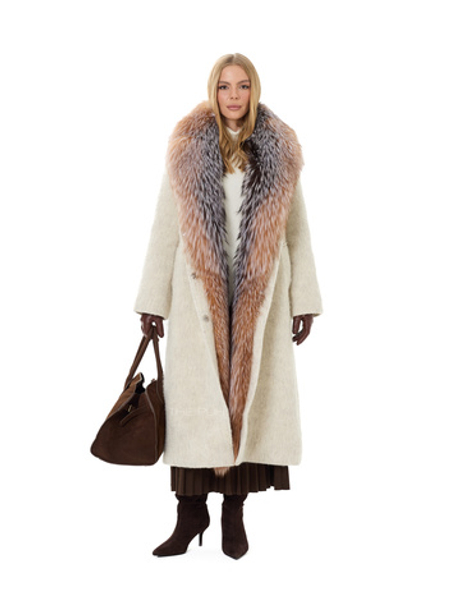 Утепленное молочное пальто с мехом лисы