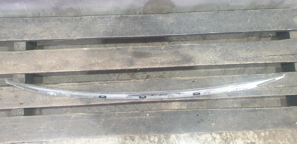 Молдинг крышки багажника Mercedes E (W213) 16-21 Б/У Оригинал A2137570000
