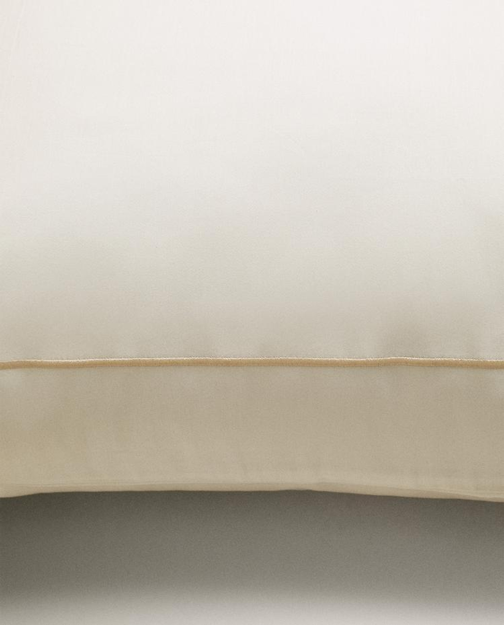ZARA HOME САТИНОВАЯ НАВОЛОЧКА С КОНТРАСТНОЙ КАЙМОЙ, ЗОЛОТОЙ