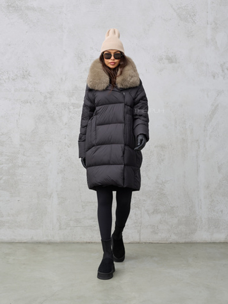 Удлиненный черный пуховик с меховым воротником