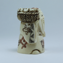 Нэцкэ Фукурокудзю с корзиной рыбы и персиком