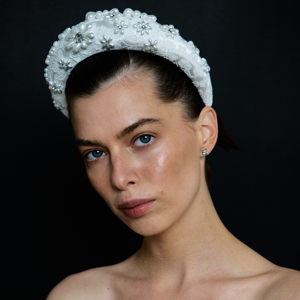 Ободок высокий с декором из жемчуга и камней