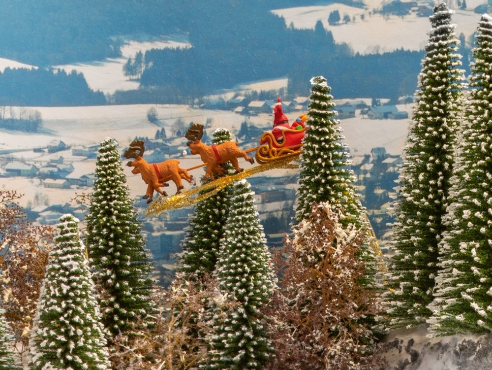 Дед Мороз на санях, запряженных оленями