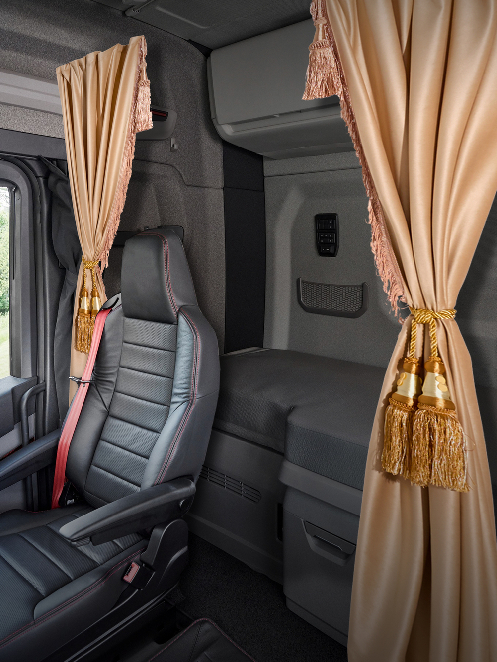 Шторы спального места с бахромой и кистями, с прихватами "Кисти" золотые в кабину Volvo, Scania, MAN, DAF, Merc, Камаз, Sitrak, Shacman, Foton, FAW. Высота 1,45м, ширина одной стороны - 1,15м. Блэкаут, велюр. Бежевый цвет с золотыми кистями-прихватами