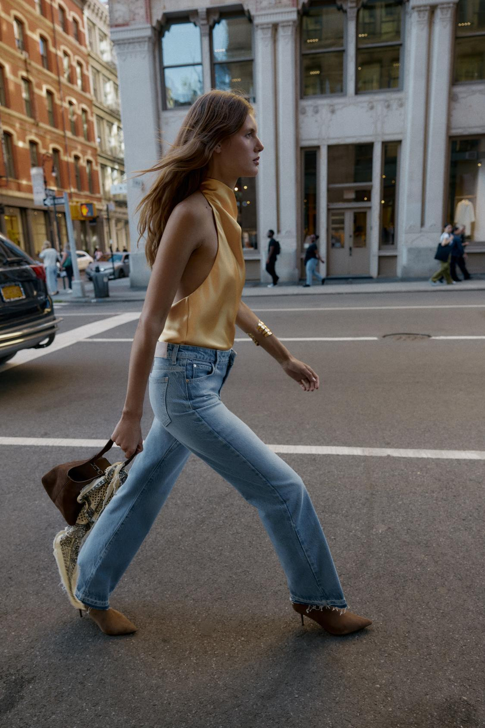 ZARA АТЛАСНЫЙ ТОП С ГОРЛОВИНОЙ ХАЛТЕР, ЯИЧНО-ЖЕЛТЫЙ