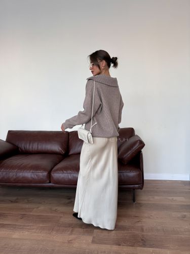 Шерстяной свитер с откидным воротником в цвете капучино