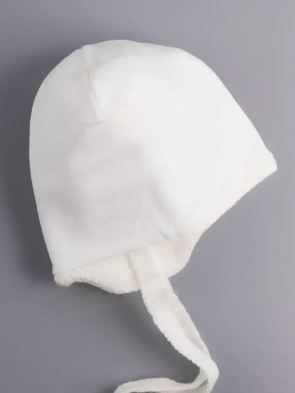 Шапка детская осенняя с завязками и помпонами