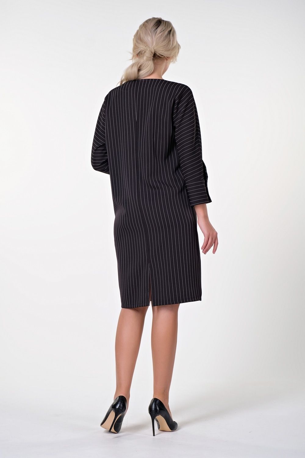 Элегантное платье прямого силуэта