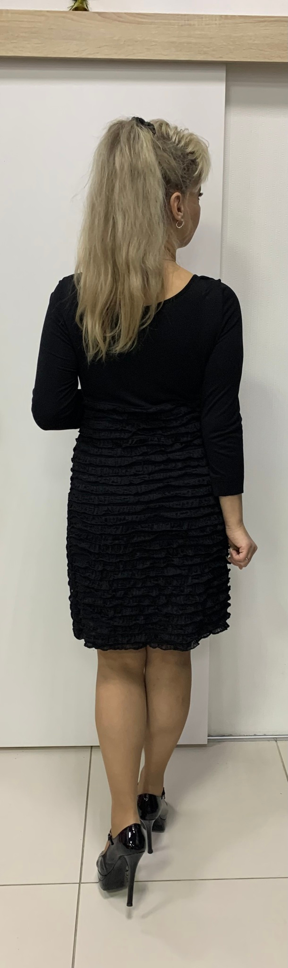 Короткое черное платье