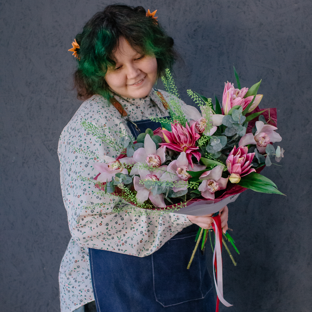 173. Стойкий ароматный букет с лилией и орхидеей