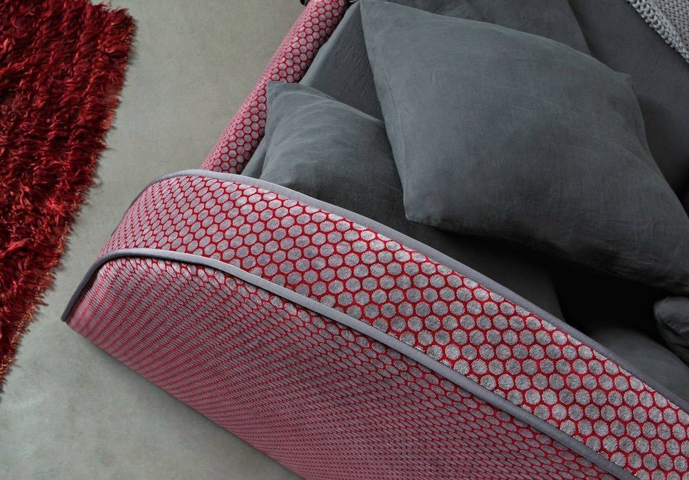 Двуспальная кровать с мягким изголовьем