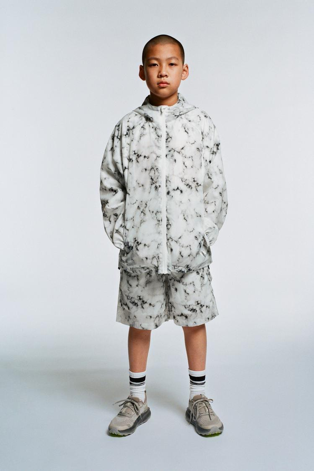 ZARA ДОЖДЕВИК В СПОРТИВНОМ СТИЛЕ С КАПЮШОНОМ И ПРИНТОМ ТАЙ-ДАЙ, БЕЛЫЙ/ЧЕРНЫЙ