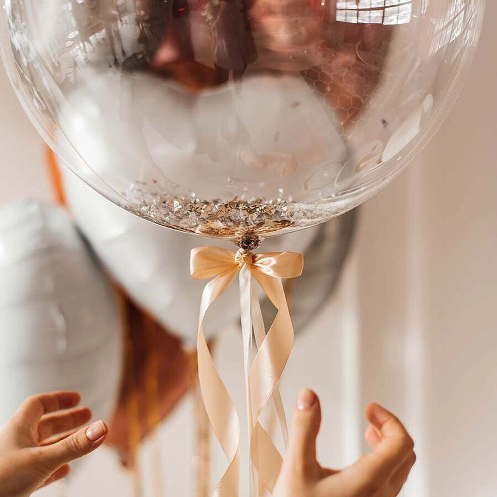 Композиция из шаров сердец с большим белым шаром баблс