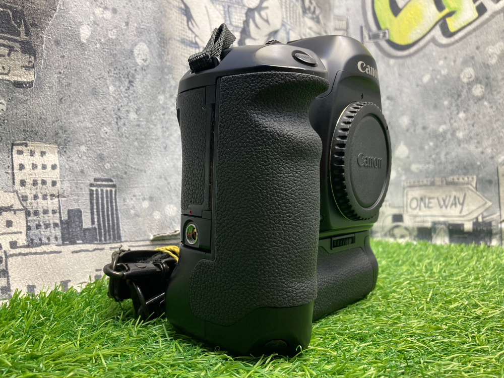 Canon EOS-1N + Canon Power Drive Booster EA1