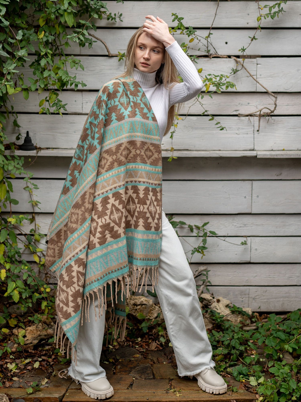 Теплый палантин с орнаментом