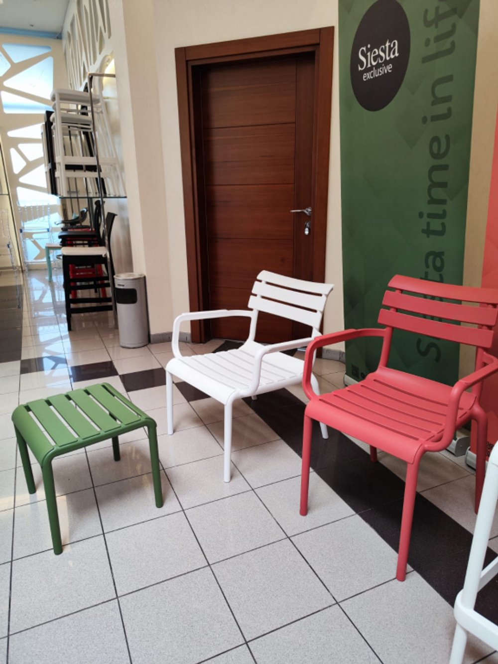 Столик пластиковый журнальный Siesta Contract Paris Side Table, оливковый