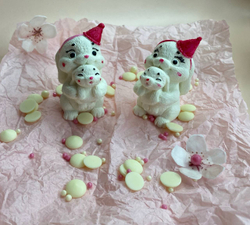 Фигурка из шоко глазури «Кролики» белый / розовый