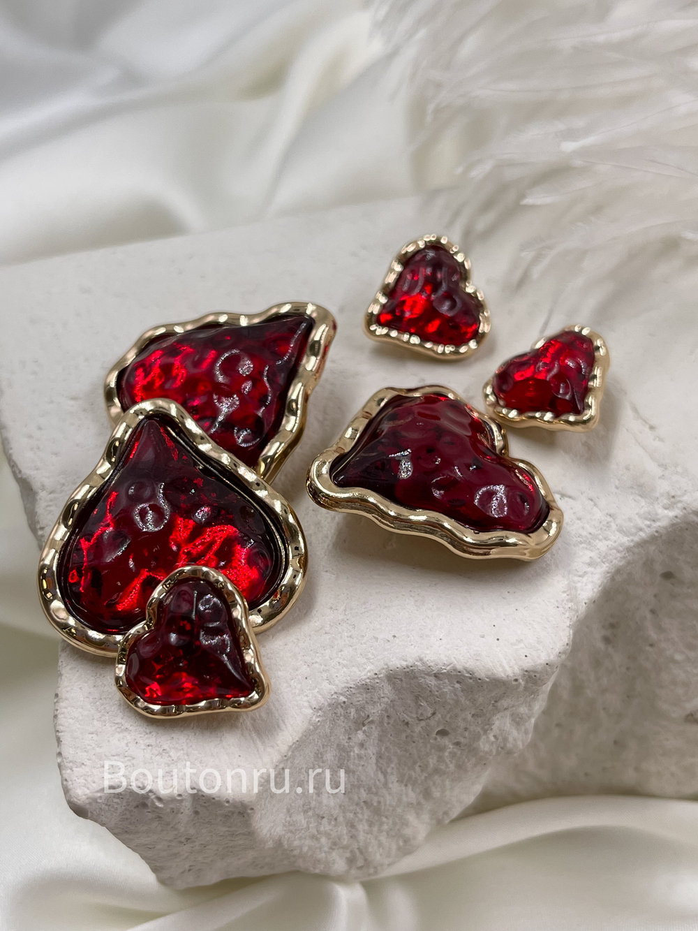Пуговицы сердечки  с неровным краем и жатой красной серединкой с мармеладным эффектом