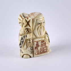 Нэцкэ Фукурокудзю с мешком через плечо и иероглифом Счастье