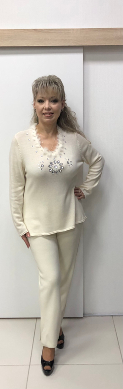 Белый джемпер с меховой отделкой и рисунком на груди