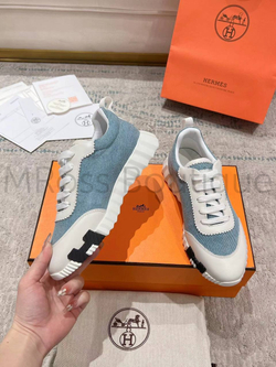 Женские кроссовки Hermes Bouncing голубого цвета с буквой на подошве