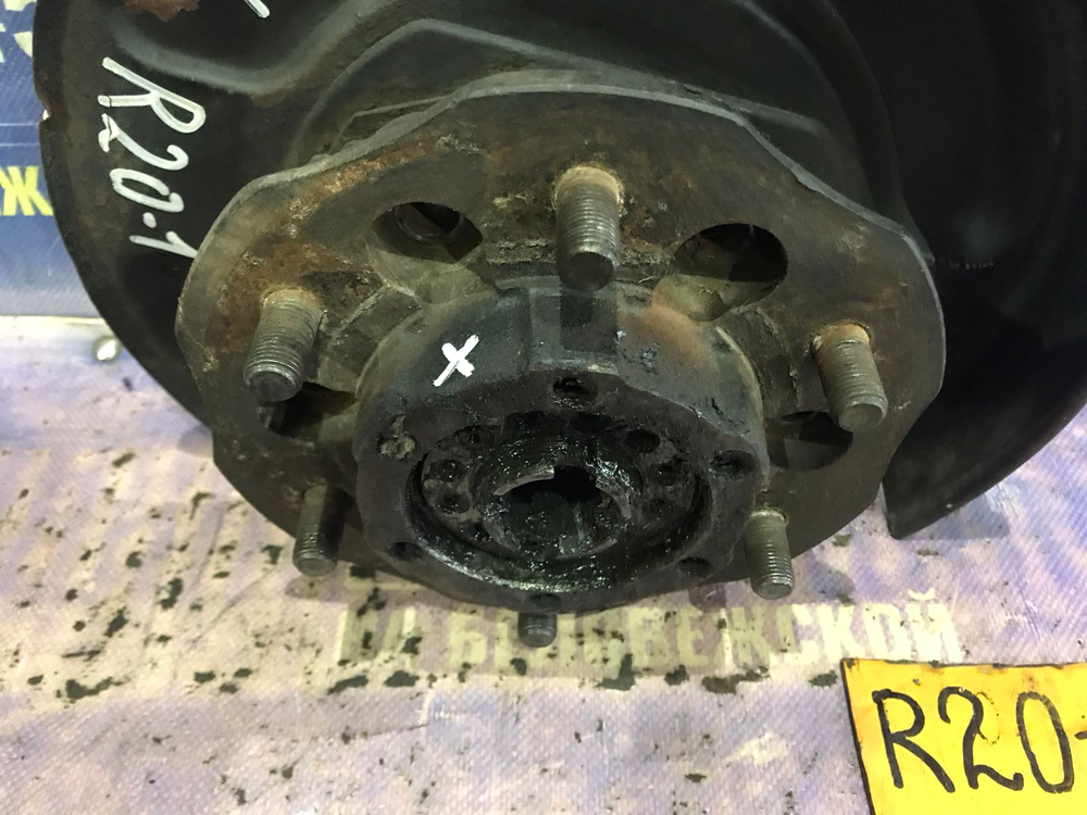 Ступица передняя правая NISSAN MISTRAL 1997