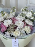 Букет из кустовой пионовидной розы, хризантемы и кустовой маттиолы