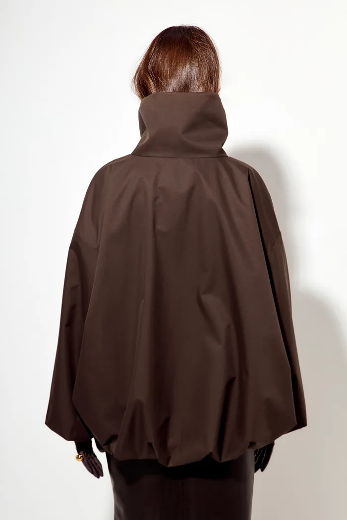 Ветровка О-силуэта с высоким воротом шоколадного цвета