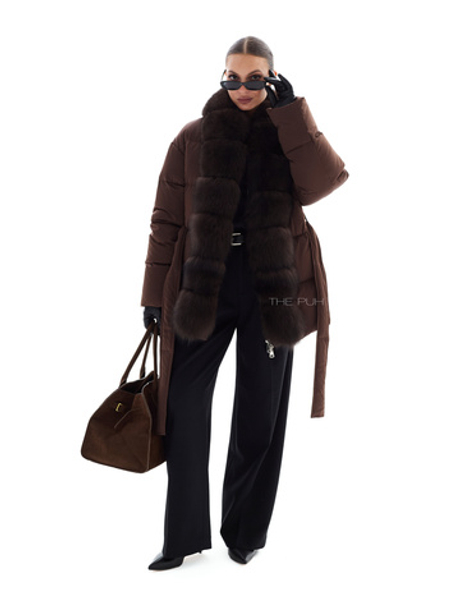 Шоколадный пуховик с поясом и оторочкой из меха песца