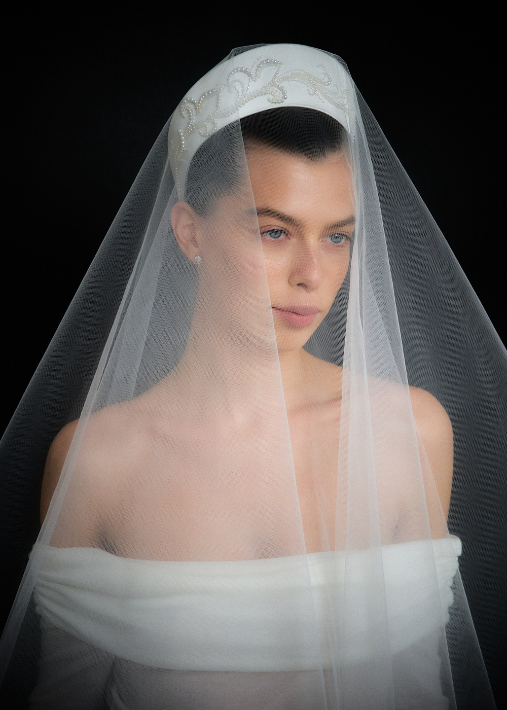 Кокошник M белый с жемчужным декором