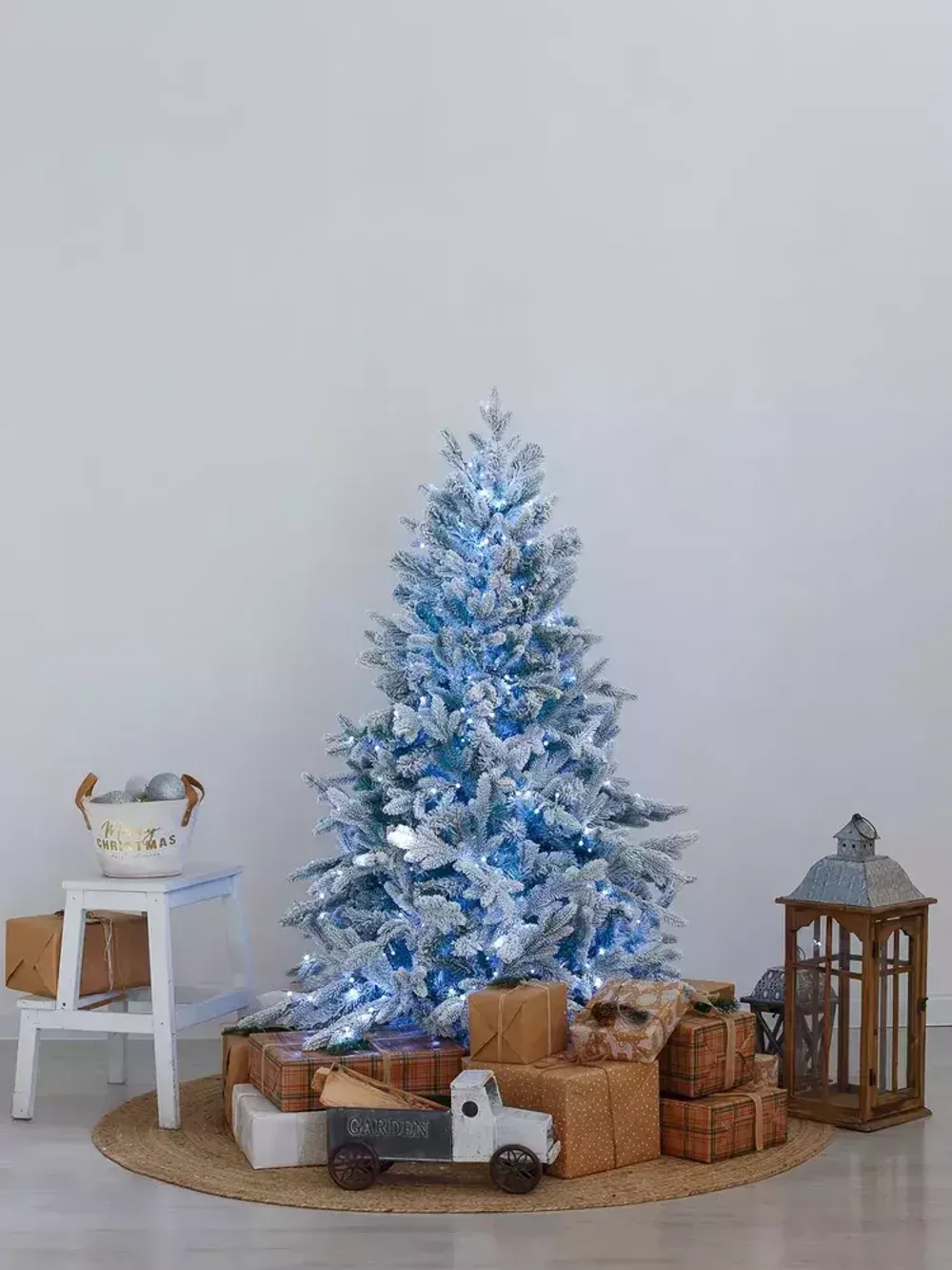 Заснеженная ель с гирляндой «Россо» холодный свет (Литая+пвх) 120 см / 1,2 м