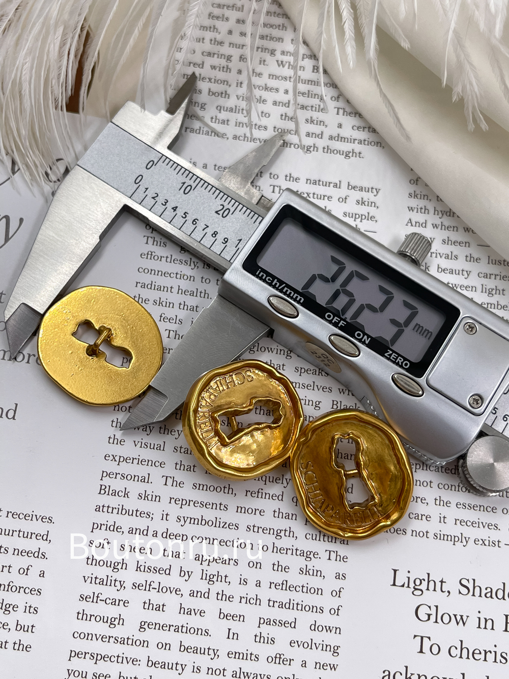 Пуговицы состаренное золото Скиапар. Замочная скажина (лого)