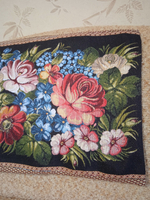 Декоративный гобеленовый чехол Цветы на черном 34х87