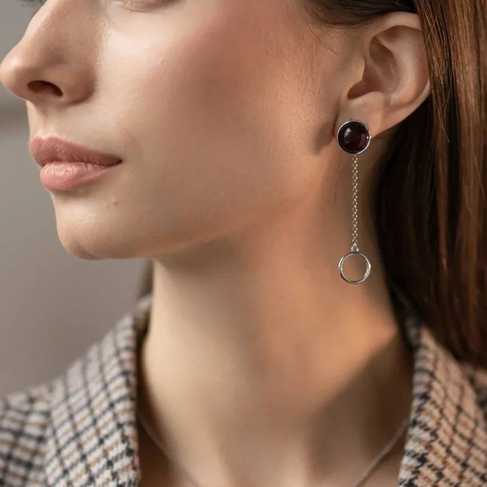 Серьги с кругом на цепочке с вишневым янтарем