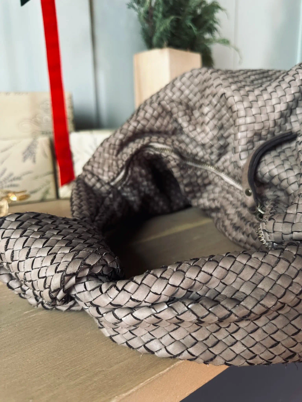 Женская большая плетеная сумка хобо из натуральной винтажной кожи цвета тауп