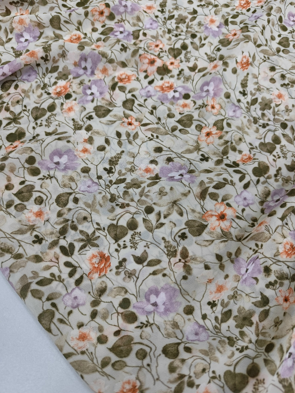 Шифон/ Сиреневые цветы на бежевом