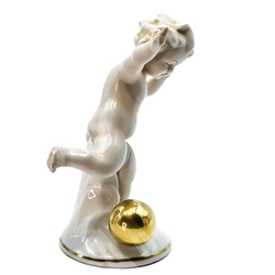 Путти с мячиком. Фарфор, позолота. Германия, Графенталь (?) (Gräfenthal). 1930-70-е гг.