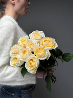 9 кремовых пионовидных роз