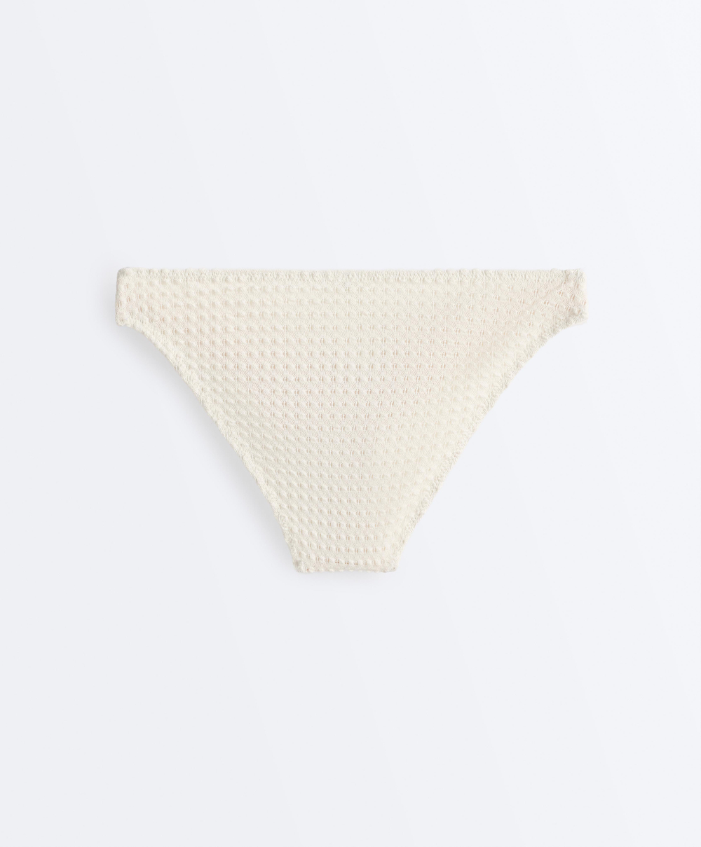 OYSHO Классические трусики-бикини из рельефной ткани, экрю