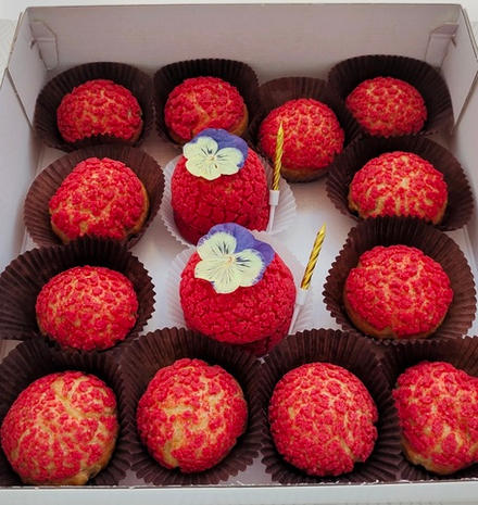 Шу с мятным кремом и клубничным конфи. 16шт