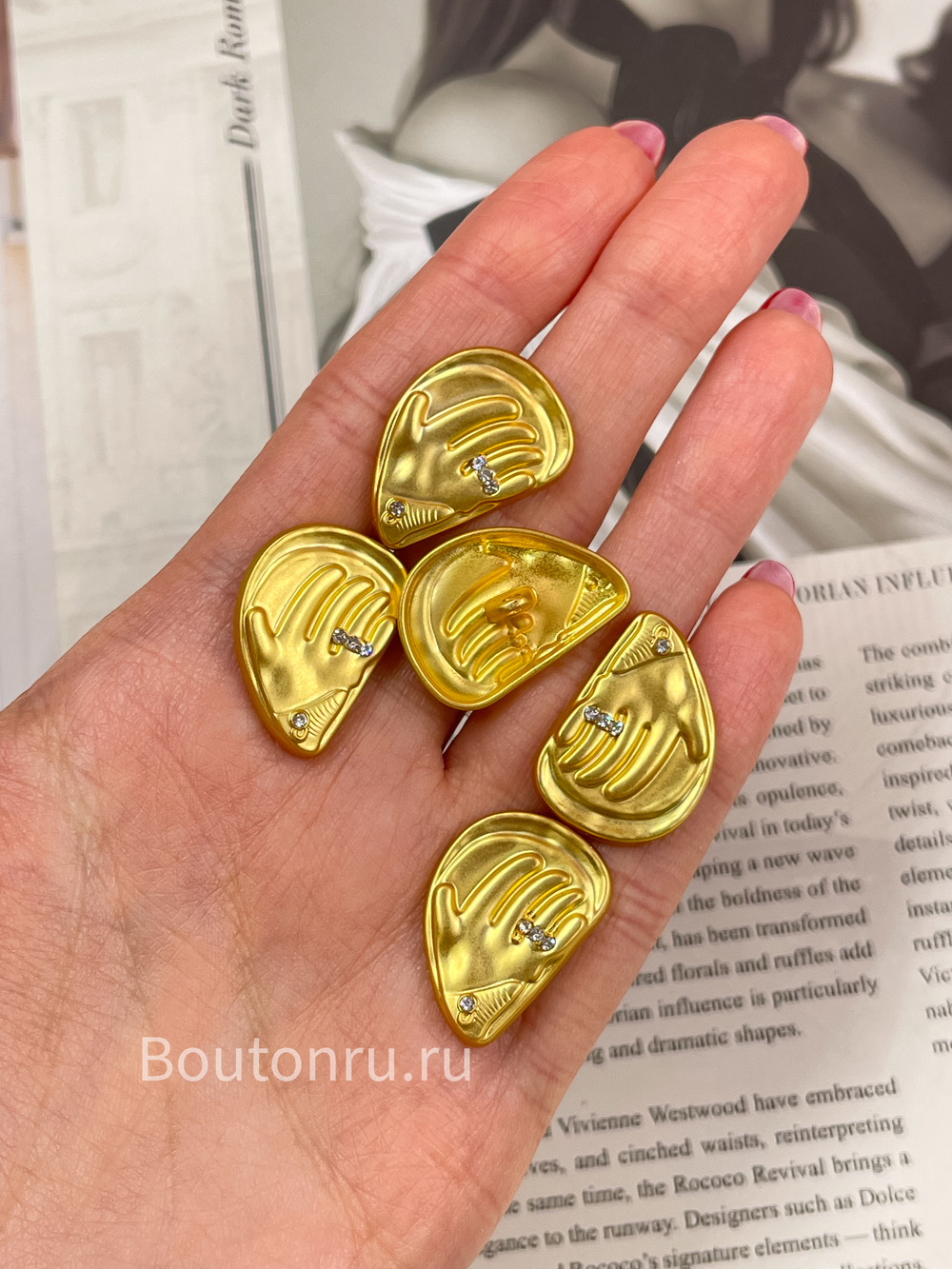 Пуговицы Скиапар. матовое золото "Ладонь со стразами"