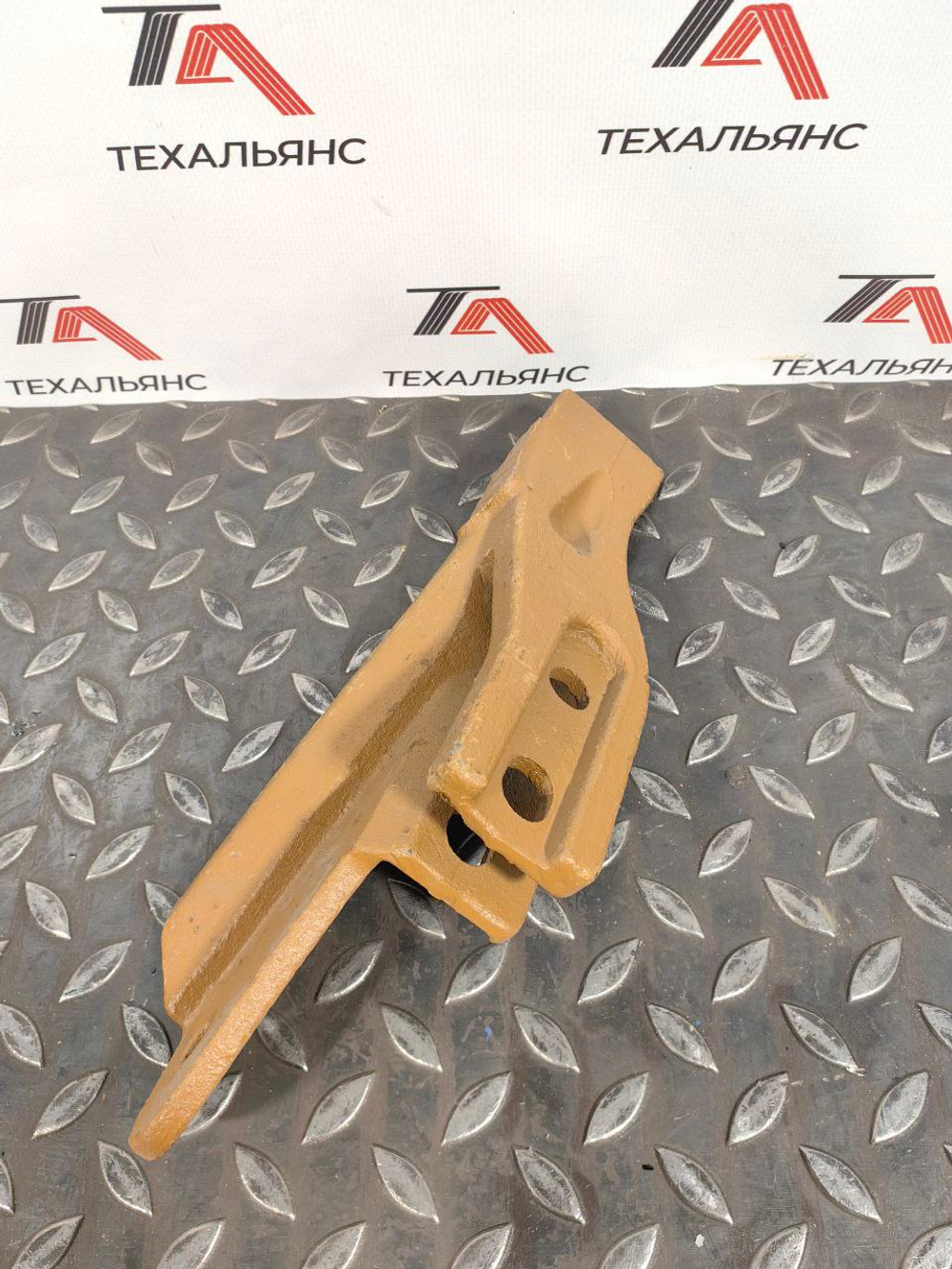 Зуб болтовой боковой левый E11 L