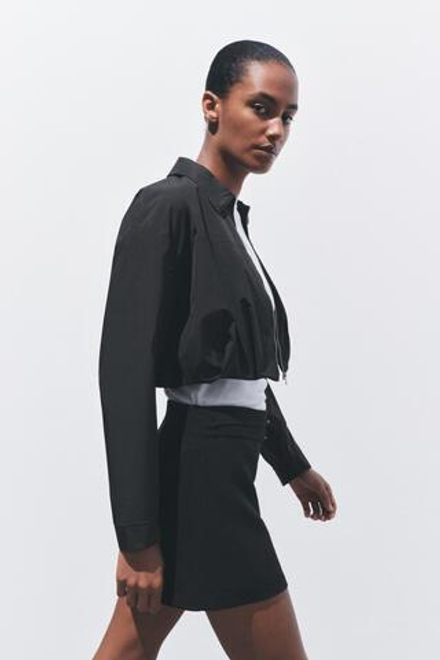 ZARA КОРОТКАЯ КУРТКА СО СКЛАДКАМИ, ЧЕРНЫЙ