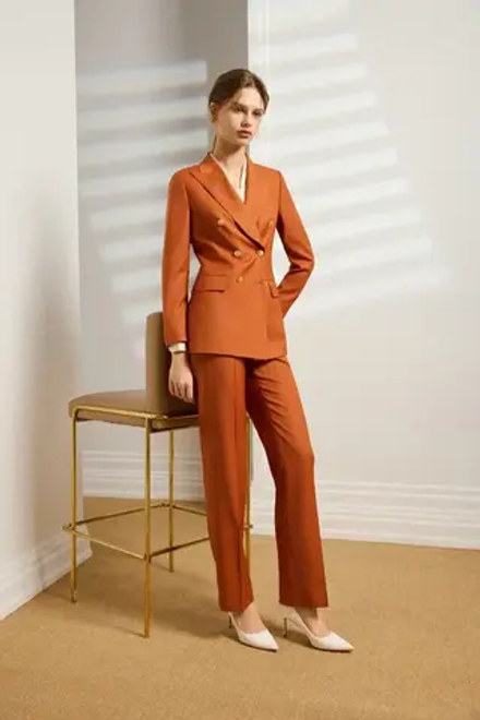 Двубортный костюм