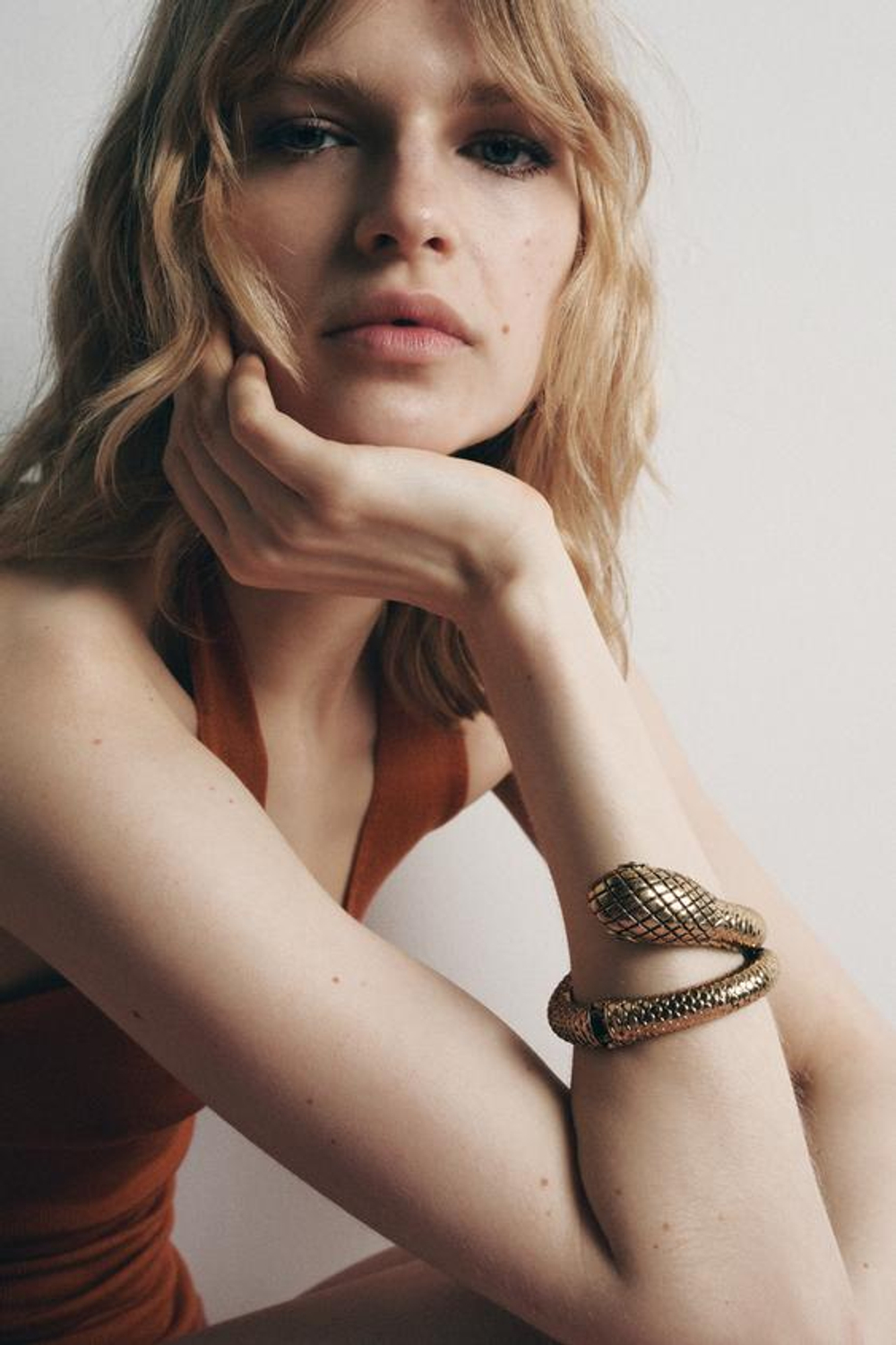 ZARA БЕСШОВНЫЙ ТОП ХАЛТЕР ИЗ 100% ШЕЛКА, КРАСНОВАТЫЙ