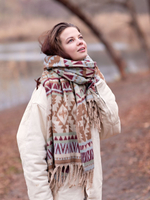 Теплый палантин с орнаментом