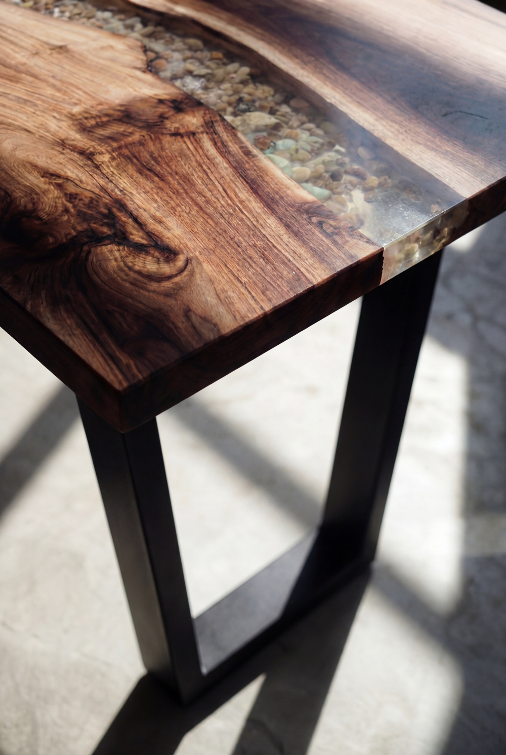 Стол река из ореха со смолой