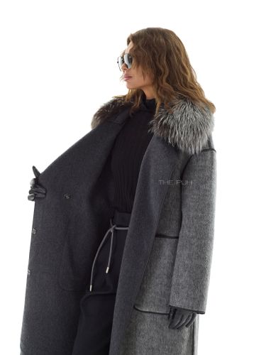 Серое пальто на поясе с меховым воротником