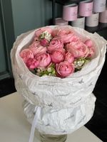 Букет из кустовой пионовидной розы и белых незабудок